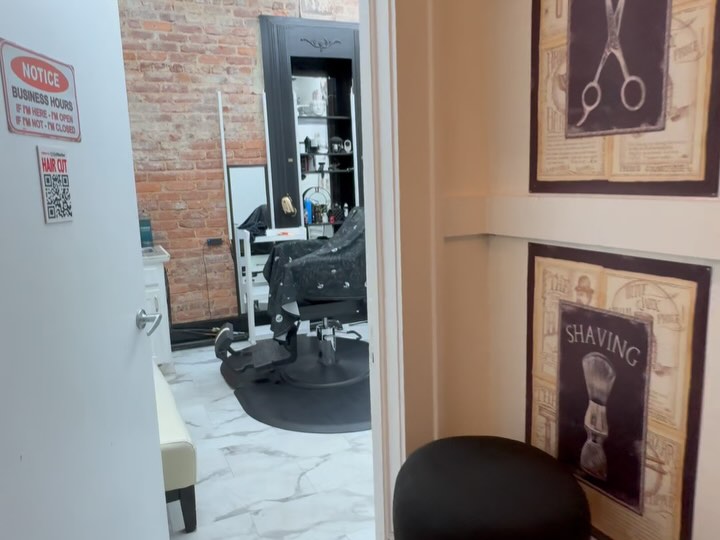 Chopaholix barber chair and station